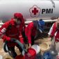 PMI Kalbar menyalurkan air bersih ke permukiman warga di Kota Pontianak, Kalbar, Sabtu (31/1/2026).