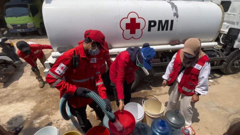 PMI Kalbar menyalurkan air bersih ke permukiman warga di Kota Pontianak, Kalbar, Sabtu (31/1/2026).