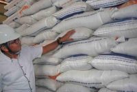 Pemimpin Perum Bulog Kalbar, Rasiwan menunjukkan stok beras di Gudang Bulog, Jalan Adisucipto, Kubu Raya, Kalbar, Senin (2/2/2026).