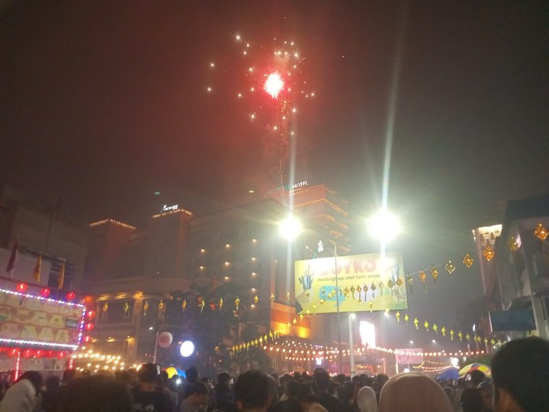 Suasana perayaan Imlek di jalan gajah Mada kota Pontianak menjelang pukul 12:00 WIB.