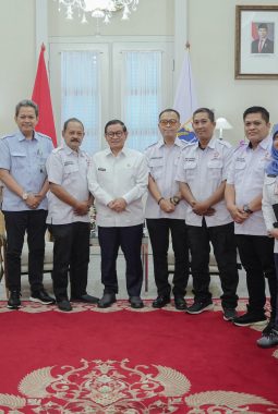 ‎Gubernur DKI Pramono Anung Perintahkan WARKOBI Dikelola Profesional untuk Dorong PKL UMKM Naik Kelas