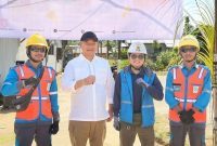Bupati Ketapang Alexander Wilyo memimpin penancapan tiang listrik perdana di Dusun Tanjung Lambai, Kecamatan Hulu Sungai, Ketapang Kalbar.