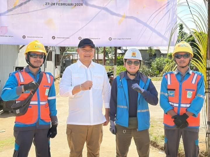 Bupati Ketapang Alexander Wilyo memimpin penancapan tiang listrik perdana di Dusun Tanjung Lambai, Kecamatan Hulu Sungai, Ketapang Kalbar.
