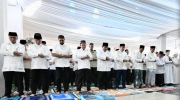 Presiden Prabowo Subianto melaksanakan salat Idulfitri bersama masyarakat di Masjid Darussalam, kawasan hunian sementara (huntara), Kabupaten Aceh Tamiang, Provinsi Aceh, pada Sabtu, 21 Maret 2026.