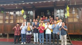 Bupati Sintang Gregorius Herkulanus Bala saat mengumpulkan sejumlah organisasi kemasyarakatan di Pendopo Bupati Sintang pada Minggu malam, 29 Maret 2026.