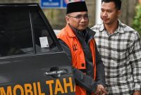 ‎Foto: Yaqut Cholil Qoumas (kiri) tiba di Gedung Merah Putih KPK, Jakarta, Selasa (24/3/2026). (ANTARA FOTO/FAKHRI HERMANSYAH)