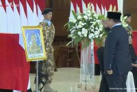 Presiden Prabowo Subianto memberikan penghormatan terakhir kepada tiga personel penjaga perdamaian Indonesia yang gugur saat menjalankan tugas pada United Nations Interim Force in Lebanon (UNIFIL) di tempat persemayaman di Ruang Tengah Terminal VIP, Bandar Udara Internasional Soekarno-Hatta, Tangerang, Provinsi Banten, pada Sabtu, 4 April 2026. Foto: BPMI Setpres/Laily Rachev