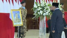 Presiden Prabowo Subianto memberikan penghormatan terakhir kepada tiga personel penjaga perdamaian Indonesia yang gugur saat menjalankan tugas pada United Nations Interim Force in Lebanon (UNIFIL) di tempat persemayaman di Ruang Tengah Terminal VIP, Bandar Udara Internasional Soekarno-Hatta, Tangerang, Provinsi Banten, pada Sabtu, 4 April 2026. Foto: BPMI Setpres/Laily Rachev