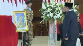 Presiden Prabowo Subianto memberikan penghormatan terakhir kepada tiga personel penjaga perdamaian Indonesia yang gugur saat menjalankan tugas pada United Nations Interim Force in Lebanon (UNIFIL) di tempat persemayaman di Ruang Tengah Terminal VIP, Bandar Udara Internasional Soekarno-Hatta, Tangerang, Provinsi Banten, pada Sabtu, 4 April 2026. Foto: BPMI Setpres/Laily Rachev