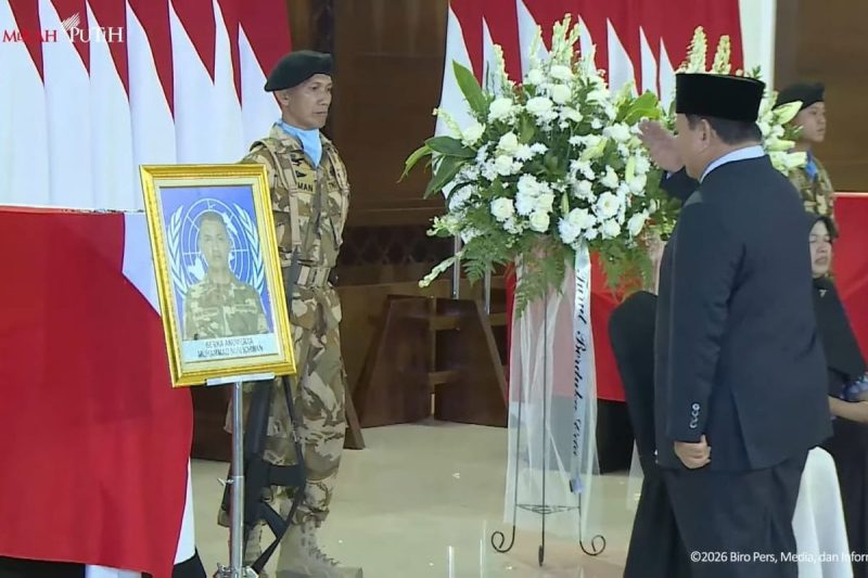 Presiden Prabowo Subianto memberikan penghormatan terakhir kepada tiga personel penjaga perdamaian Indonesia yang gugur saat menjalankan tugas pada United Nations Interim Force in Lebanon (UNIFIL) di tempat persemayaman di Ruang Tengah Terminal VIP, Bandar Udara Internasional Soekarno-Hatta, Tangerang, Provinsi Banten, pada Sabtu, 4 April 2026. Foto: BPMI Setpres/Laily Rachev