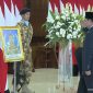 Presiden Prabowo Subianto memberikan penghormatan terakhir kepada tiga personel penjaga perdamaian Indonesia yang gugur saat menjalankan tugas pada United Nations Interim Force in Lebanon (UNIFIL) di tempat persemayaman di Ruang Tengah Terminal VIP, Bandar Udara Internasional Soekarno-Hatta, Tangerang, Provinsi Banten, pada Sabtu, 4 April 2026. Foto: BPMI Setpres/Laily Rachev