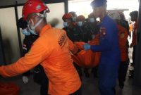 Petugas memindahkan 8 jenazah korban ke dalam RS Anton Soedjarwo, Jalan KS Tubun, Pontianak, Kalbar, Jumat (17/4/2026).