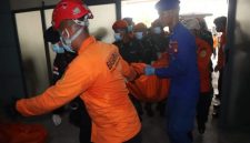 Petugas memindahkan 8 jenazah korban ke dalam RS Anton Soedjarwo, Jalan KS Tubun, Pontianak, Kalbar, Jumat (17/4/2026).