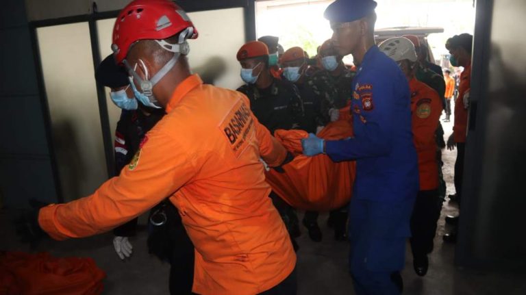 Petugas memindahkan 8 jenazah korban ke dalam RS Anton Soedjarwo, Jalan KS Tubun, Pontianak, Kalbar, Jumat (17/4/2026).
