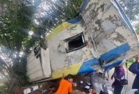 ‎Kecelakaan bus DAMRI rute Sintang–Pontianak di Sanggau, Kalimantan Barat, menewaskan satu penumpang dan melukai 20 penumpang lainnya. Diduga akibat rem tidak berfungsi saat melintas jalan menurun di desa Penyeladi Sanggau,Kalimantan Barat, Minggu (5/4/2026). / Foto kompas.com