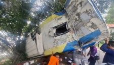 Kecelakaan bus DAMRI rute Sintang–Pontianak di Sanggau, Kalimantan Barat, menewaskan satu penumpang dan melukai 20 penumpang lainnya. Diduga akibat rem tidak berfungsi saat melintas jalan menurun di desa Penyeladi Sanggau,Kalimantan Barat, Minggu (5/4/2026). / Foto kompas.com