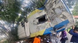 ‎Kecelakaan bus DAMRI rute Sintang–Pontianak di Sanggau, Kalimantan Barat, menewaskan satu penumpang dan melukai 20 penumpang lainnya. Diduga akibat rem tidak berfungsi saat melintas jalan menurun di desa Penyeladi Sanggau,Kalimantan Barat, Minggu (5/4/2026). / Foto kompas.com