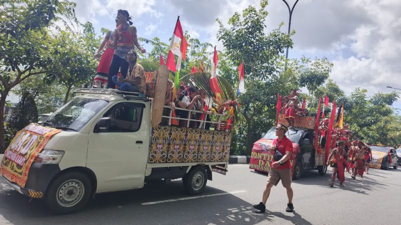 Karnaval Budaya yang memeriahkan awal kegiatan naik dango ke-3. (Sumber foto: Aden, Ntvsatu.com.)