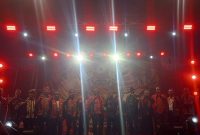 Tokoh adat dan panitia berdiri bersama di panggung utama pada malam penutupan Naik Dango ke-3 di Pontianak, dalam suasana meriah dan penuh kebersamaan.