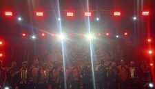 Tokoh adat dan panitia berdiri bersama di panggung utama pada malam penutupan Naik Dango ke-3 di Pontianak, dalam suasana meriah dan penuh kebersamaan.