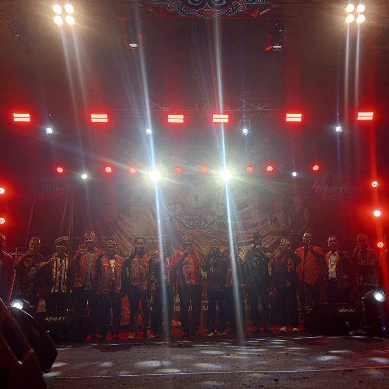 Tokoh adat dan panitia berdiri bersama di panggung utama pada malam penutupan Naik Dango ke-3 di Pontianak, dalam suasana meriah dan penuh kebersamaan.