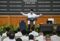 ‎Presiden Prabowo Subianto memberi taklimat saat Rapat Kerja Pemerintah dengan Kabinet Merah Putih berserta seluruh Eselon I K/L dan Dirut BUMN di Kompleks Istana Kepresidenan, Jakarta, Rabu (8/4/2026). Foto: Antara