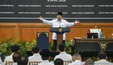 Presiden Prabowo Subianto memberi taklimat saat Rapat Kerja Pemerintah dengan Kabinet Merah Putih berserta seluruh Eselon I K/L dan Dirut BUMN di Kompleks Istana Kepresidenan, Jakarta, Rabu (8/4/2026). Foto: Antara