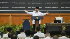 ‎Presiden Prabowo Subianto memberi taklimat saat Rapat Kerja Pemerintah dengan Kabinet Merah Putih berserta seluruh Eselon I K/L dan Dirut BUMN di Kompleks Istana Kepresidenan, Jakarta, Rabu (8/4/2026). Foto: Antara