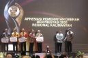 Menteri Dalam Negeri, Muhammad Tito Karnavian, (keempat dari kiri) memberikan penghargaan kepada pemerintah daerah berkinerja baik dalam ajang Apresiasi Pemerintah Daerah Berprestasi 2026 Regional Kalimantan, di Balikpapan, Kalimantan Timur, Selasa, 5 Mei 2026. TEMPO/Lourentius EP