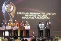 Menteri Dalam Negeri, Muhammad Tito Karnavian, (keempat dari kiri) memberikan penghargaan kepada pemerintah daerah berkinerja baik dalam ajang Apresiasi Pemerintah Daerah Berprestasi 2026 Regional Kalimantan, di Balikpapan, Kalimantan Timur, Selasa, 5 Mei 2026. TEMPO/Lourentius EP