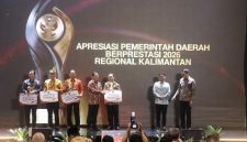 Menteri Dalam Negeri, Muhammad Tito Karnavian, (keempat dari kiri) memberikan penghargaan kepada pemerintah daerah berkinerja baik dalam ajang Apresiasi Pemerintah Daerah Berprestasi 2026 Regional Kalimantan, di Balikpapan, Kalimantan Timur, Selasa, 5 Mei 2026. TEMPO/Lourentius EP