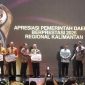 Menteri Dalam Negeri, Muhammad Tito Karnavian, (keempat dari kiri) memberikan penghargaan kepada pemerintah daerah berkinerja baik dalam ajang Apresiasi Pemerintah Daerah Berprestasi 2026 Regional Kalimantan, di Balikpapan, Kalimantan Timur, Selasa, 5 Mei 2026. TEMPO/Lourentius EP