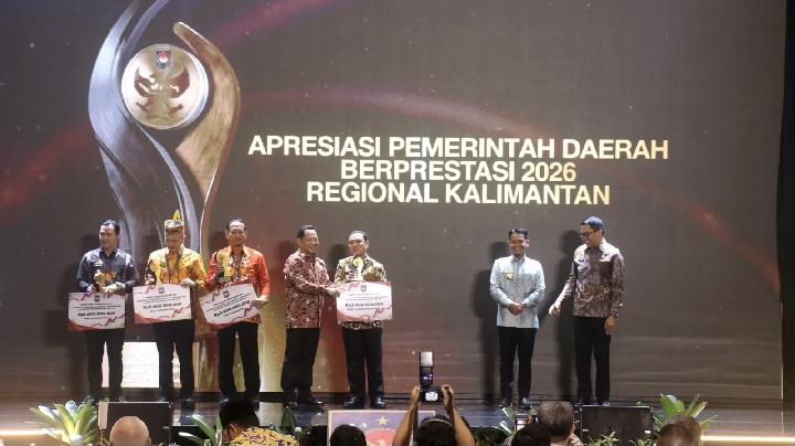 Menteri Dalam Negeri, Muhammad Tito Karnavian, (keempat dari kiri) memberikan penghargaan kepada pemerintah daerah berkinerja baik dalam ajang Apresiasi Pemerintah Daerah Berprestasi 2026 Regional Kalimantan, di Balikpapan, Kalimantan Timur, Selasa, 5 Mei 2026. TEMPO/Lourentius EP