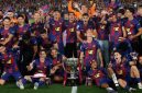 ‎Para pemain Barcelona mengangkat trofi setelah memenangkan pertandingan sepak bola La Liga Spanyol melawan Real Madrid untuk merebut gelar liga Spanyol di Camp Nou, Senin (11/5/2026) dini harI WIB. (Sumber: AP Photo/Joan Monfort)