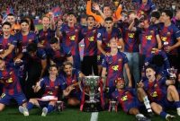 ‎Para pemain Barcelona mengangkat trofi setelah memenangkan pertandingan sepak bola La Liga Spanyol melawan Real Madrid untuk merebut gelar liga Spanyol di Camp Nou, Senin (11/5/2026) dini harI WIB. (Sumber: AP Photo/Joan Monfort)