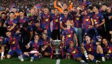 ‎Para pemain Barcelona mengangkat trofi setelah memenangkan pertandingan sepak bola La Liga Spanyol melawan Real Madrid untuk merebut gelar liga Spanyol di Camp Nou, Senin (11/5/2026) dini harI WIB. (Sumber: AP Photo/Joan Monfort)