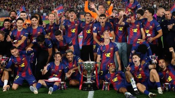 ‎Para pemain Barcelona mengangkat trofi setelah memenangkan pertandingan sepak bola La Liga Spanyol melawan Real Madrid untuk merebut gelar liga Spanyol di Camp Nou, Senin (11/5/2026) dini harI WIB. (Sumber: AP Photo/Joan Monfort)