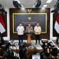 Menteri Sekretaris Negara (Mensesneg) Prasetyo Hadi, dalam keterangan pers yang didampingi oleh Kepala Badan Komunikasi Pemerintah Muhammad Qodari dan Sekretaris Kabinet Teddy Indra Wijaya, di Ruang Sidang Kabinet, Kompleks Istana Kepresidenan Jakarta, Selasa (02/06/2026).